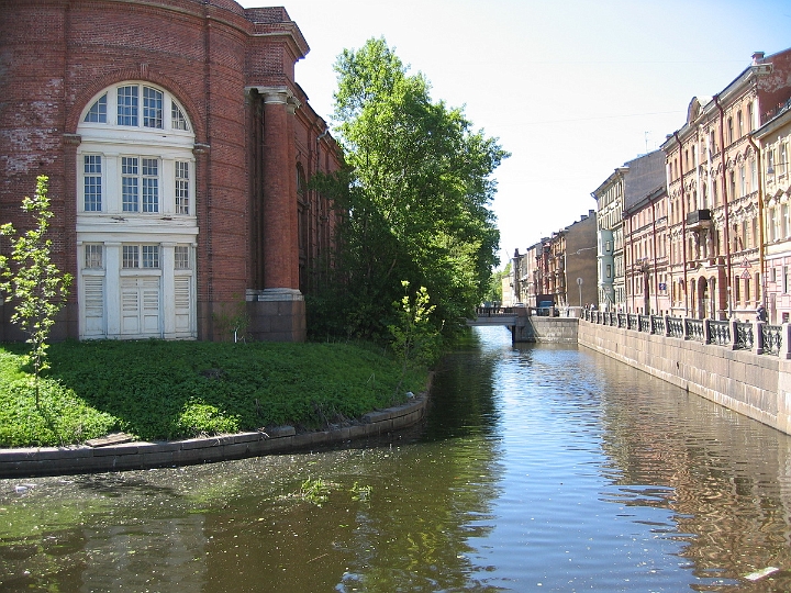 80 St Petersburg canal at New Holland.jpg